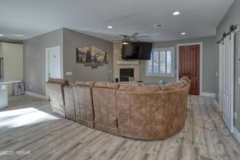 Living - 901 E Pine Ln, Show Low, AZ 85901 photo 2 of 2