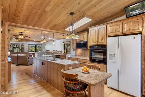 Kitchen - 1904 Rim View Ln, Overgaard, AZ 85933 photo 5 of 7