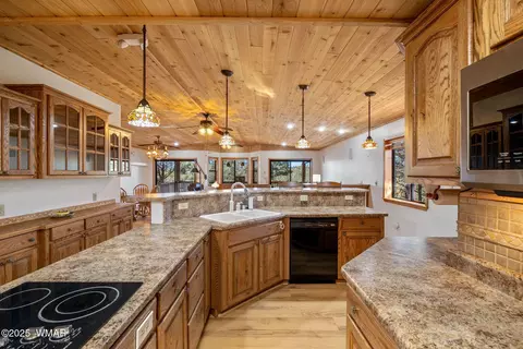 Kitchen - 1904 Rim View Ln, Overgaard, AZ 85933 photo 4 of 7