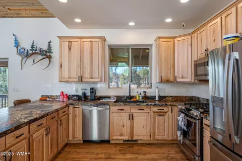 Kitchen - 2711 Lost Way, Overgaard, AZ 85933 photo 2 of 3