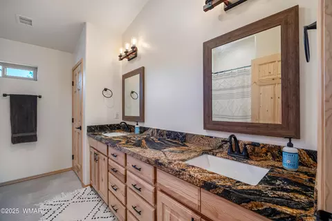 Bath - 2711 Lost Way, Overgaard, AZ 85933 photo 5 of 6