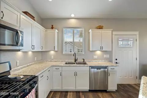 Kitchen - 174 Sandtrap Dr, Eagar, AZ 85925 photo 2 of 3