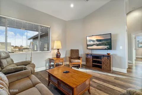 Living - 174 Sandtrap Dr, Eagar, AZ 85925 photo 2 of 2