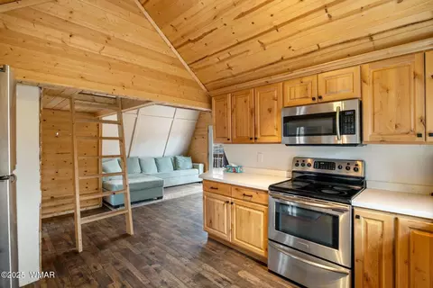 Kitchen - 3518 Black Bear Run, Overgaard, AZ 85928 photo 2 of 3