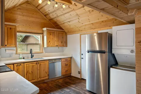 Kitchen - 3518 Black Bear Run, Overgaard, AZ 85928 photo 3 of 3