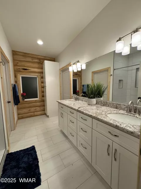 Bath - 436 E 11th Ln, Eagar, AZ 85925 photo 2 of 7