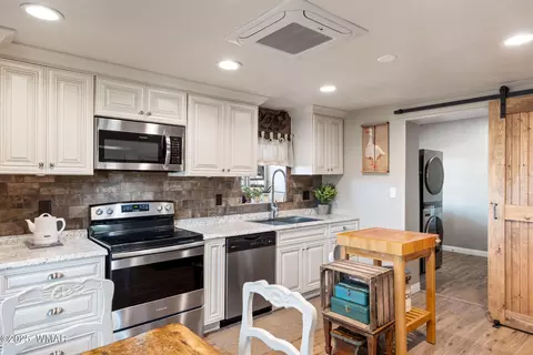 Kitchen - 2 N 700 St E, Taylor, AZ 85939 photo 2 of 2