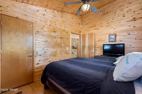 Bedroom - 2741 Bear Trl, Overgaard, AZ 85933 photo 2 of 3
