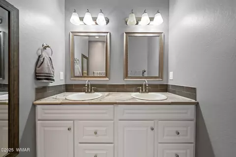 Bath - 289 N Divot Dr, Eagar, AZ 85925 photo 1 of 3