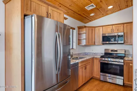 Kitchen - 2208 Meadow Ln, Overgaard, AZ 85933 photo 3 of 3