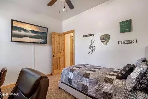 Bedroom - 2728 Bain Trl, Overgaard, AZ 85933 photo 6 of 8