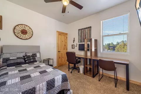 Bedroom - 2728 Bain Trl, Overgaard, AZ 85933 photo 5 of 8