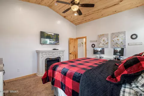 Bedroom - 2728 Bain Trl, Overgaard, AZ 85933 photo 2 of 8