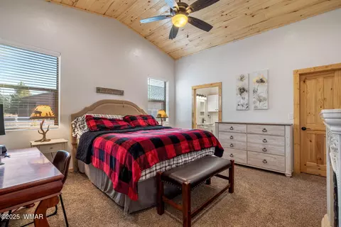 Bedroom - 2728 Bain Trl, Overgaard, AZ 85933 photo 1 of 8