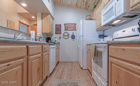 Kitchen - 2718 Bain Trl, Overgaard, AZ 85933 photo 2 of 3