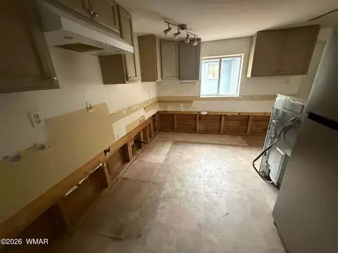 Kitchen - 2058 Pinehaven Ln, Overgaard, AZ 85933 photo 1 of 1