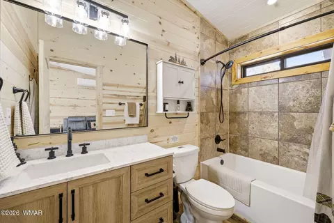 Bath - 2787 Paradise Pines Rd, Overgaard, AZ 85933 photo 2 of 3