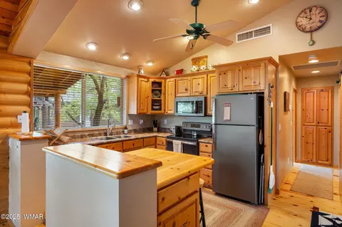 Kitchen - 1875 Pine St #2, Lakeside, AZ 85929 photo 3 of 4