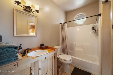 Bath - 1875 Pine St #2, Lakeside, AZ 85929 photo 2 of 3