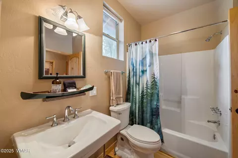 Bath - 1875 Pine St #2, Lakeside, AZ 85929 photo 1 of 3