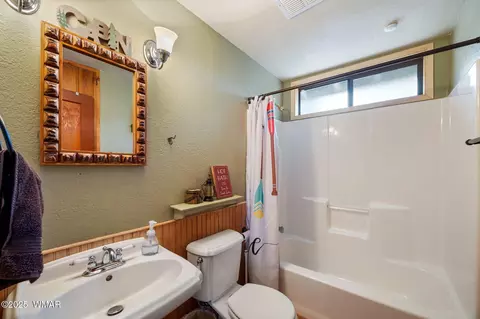 Bath - 1875 Pine St #2, Lakeside, AZ 85929 photo 3 of 3