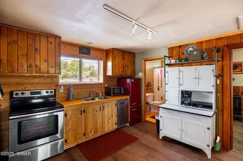 Kitchen - 1875 Pine St #2, Lakeside, AZ 85929 photo 4 of 4