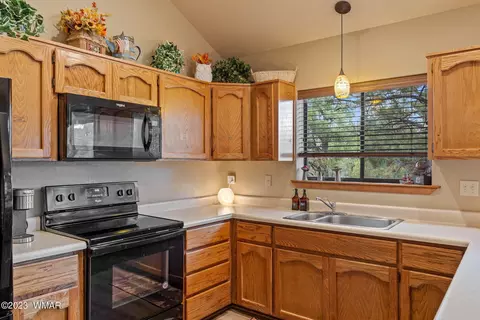 Kitchen - 2276 Lindbergh Rd, Overgaard, AZ 85933 photo 2 of 3