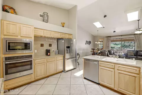 Kitchen - 2236 Roundabout Way, Overgaard, AZ 85933 photo 3 of 3