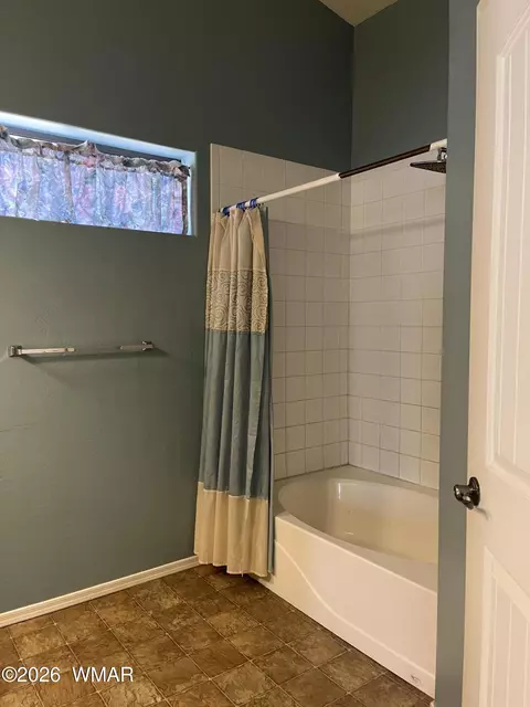 Bath - 1060 E Adams St, Snowflake, AZ 85937 photo 2 of 4
