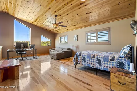 Bedroom - 2757 Sunflower Dr, Overgaard, AZ 85933 photo 3 of 5