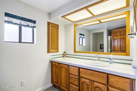 Bath - 2922 Pine Rim Rd, Overgaard, AZ 85933 photo 5 of 6