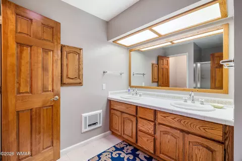 Bath - 2922 Pine Rim Rd, Overgaard, AZ 85933 photo 3 of 6