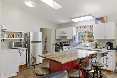 Kitchen - 1992 Red Deer Run, Overgaard, AZ 85933 photo 1 of 3