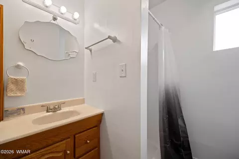 Bath - 341 N Brant Dr, Eagar, AZ 85925 photo 2 of 5