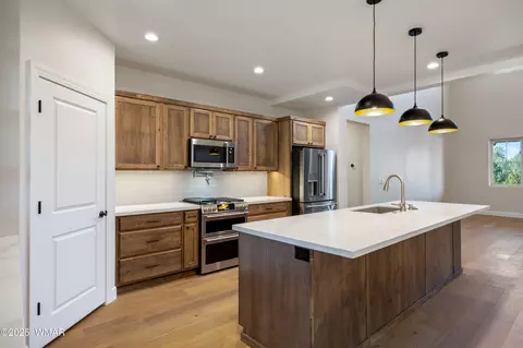Kitchen - 2268 Roundabout Cir, Overgaard, AZ 85933 photo 4 of 4