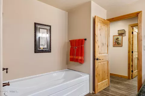 Bath - 2789 Doolittle Cir, Overgaard, AZ 85933 photo 2 of 4