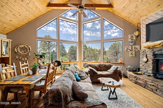 2228 Eagle Ln, Overgaard, AZ 85933