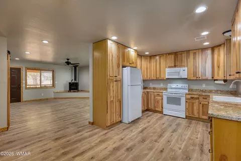 Kitchen - 2979 Arrowhead Dr, Overgaard, AZ 85933 photo 1 of 2