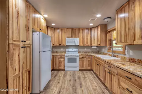 Kitchen - 2979 Arrowhead Dr, Overgaard, AZ 85933 photo 2 of 2