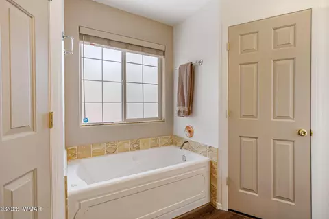 Bath - 2603 Stringer Cir, Lakeside, AZ 85929 photo 2 of 4