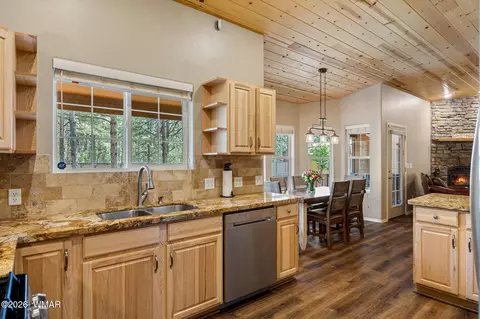 Kitchen - 2603 Stringer Cir, Lakeside, AZ 85929 photo 2 of 3
