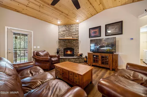 Living - 2603 Stringer Cir, Lakeside, AZ 85929 photo 2 of 3