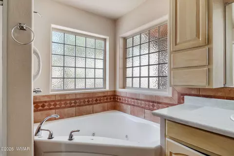 Bath - 349 Crest Dr, Eagar, AZ 85925 photo 2 of 5