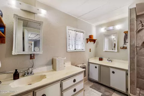Bath - 455 S Tumbling T Dr, Springerville, AZ 85938 photo 1 of 3