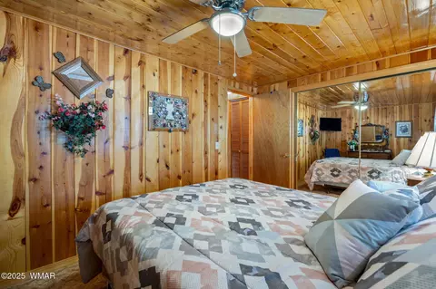 Bedroom - 2840 Pine Rim Rd, Overgaard, AZ 85933 photo 4 of 6