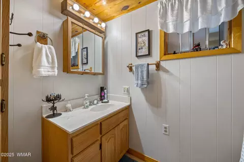 Bath - 2840 Pine Rim Rd, Overgaard, AZ 85933 photo 3 of 4