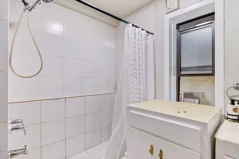 Bath - 121 S Sheldon Ave, Springerville, AZ 85938 photo 2 of 5