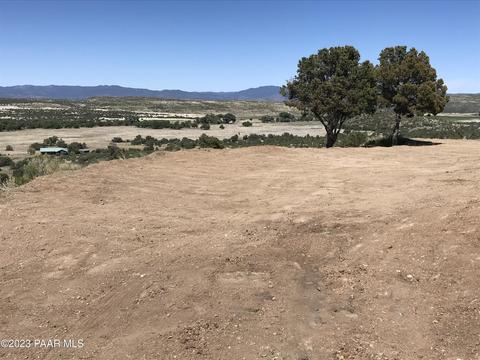 17352 S Juniper Dr, Peeples Valley, AZ 86332