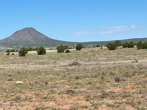 58 NW Prairie Dog Rd, Ash Fork, AZ 86320