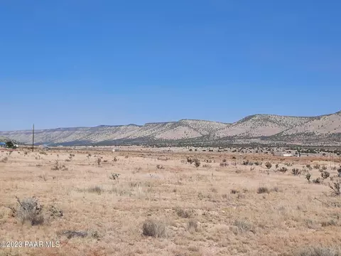 54212 N Larkspur Ln, Seligman, AZ 86337